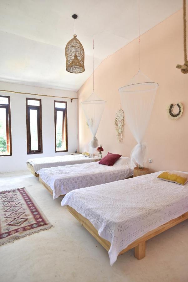 Lambo Homestay Waikabubak Buitenkant foto